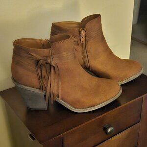 NWOT Arizona Wane Women's Suede Booties   Size 8M